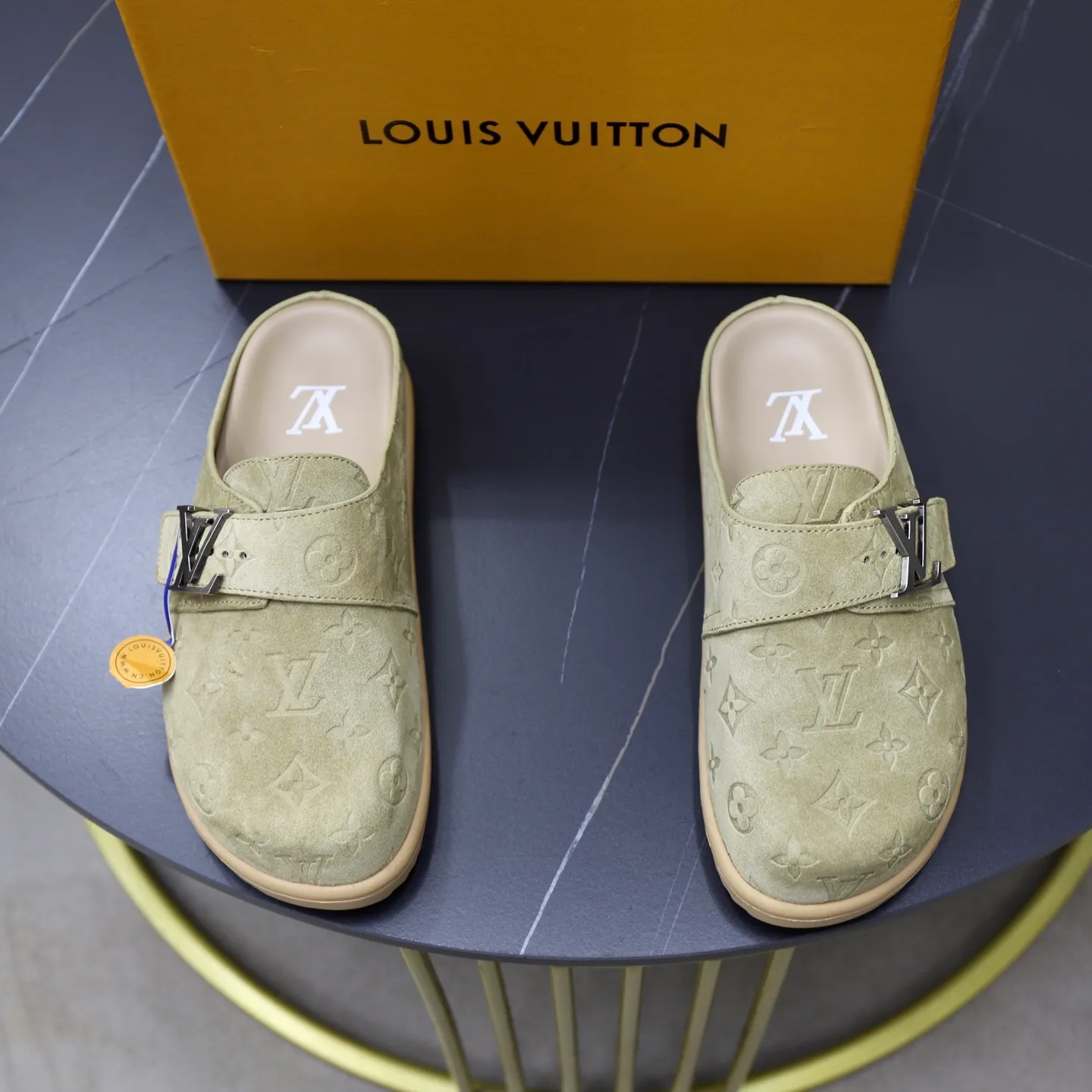 Ex-factory price: 520💰🙅‍♂️🙅‍♂️🙅‍♂️Birkenstock Brand: LV Louis Vuitton Standard code: 38-45 (cowhide lining) Grade: Same as the official website Material: Original leather design Original rubber wear-resistant molded outsole Style category: Men's fashion sandals Distinguished luxury brand elements Top luxury Color: Actual picture color